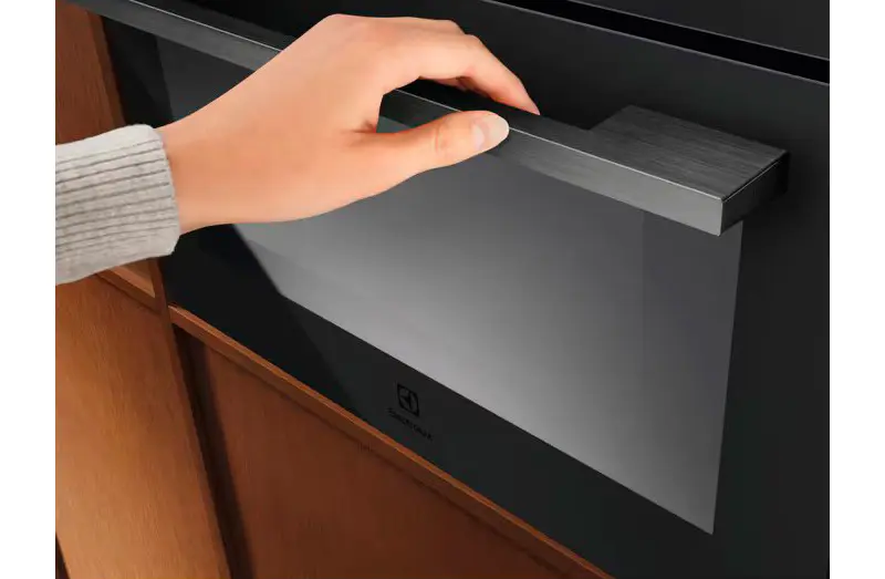 Компактный духовой шкаф с функцией СВЧ Electrolux KVLAE2ST фото 5